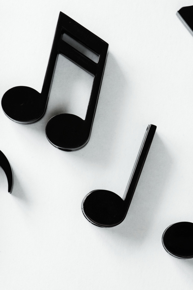 Черные ноты на белом фоне