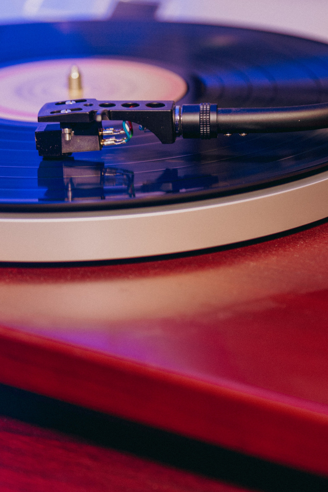 Черная пластинка на проигрывателе винила