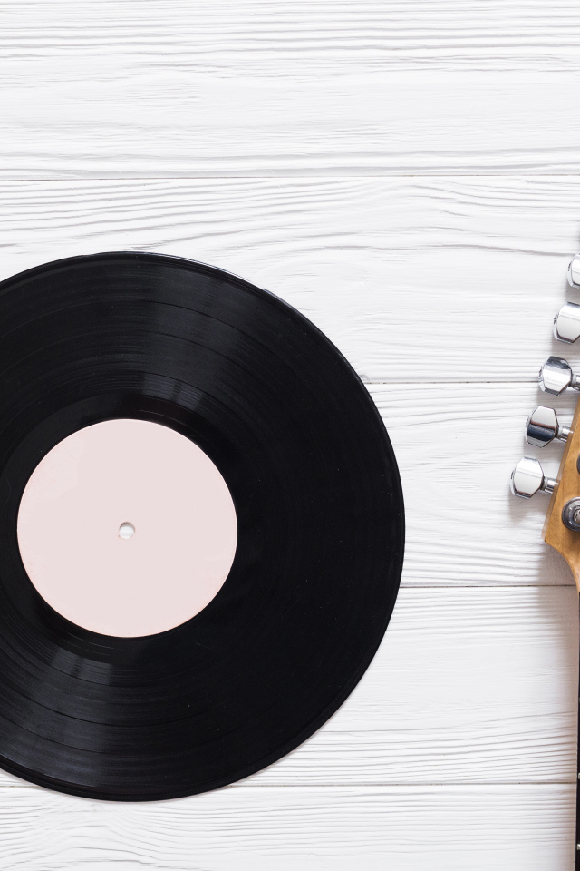 Черная виниловая пластинка и гитара