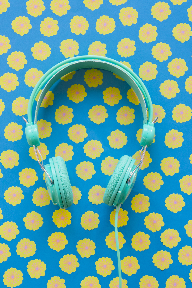 Голубые наушники на фоне с желтыми цветами