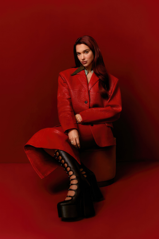 Британская певица Дуа Липа на красном фоне