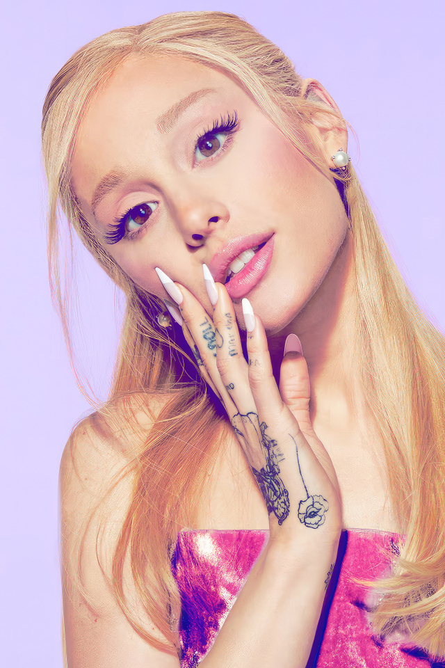 Кареглазая блондинка певица Ариана Гранде