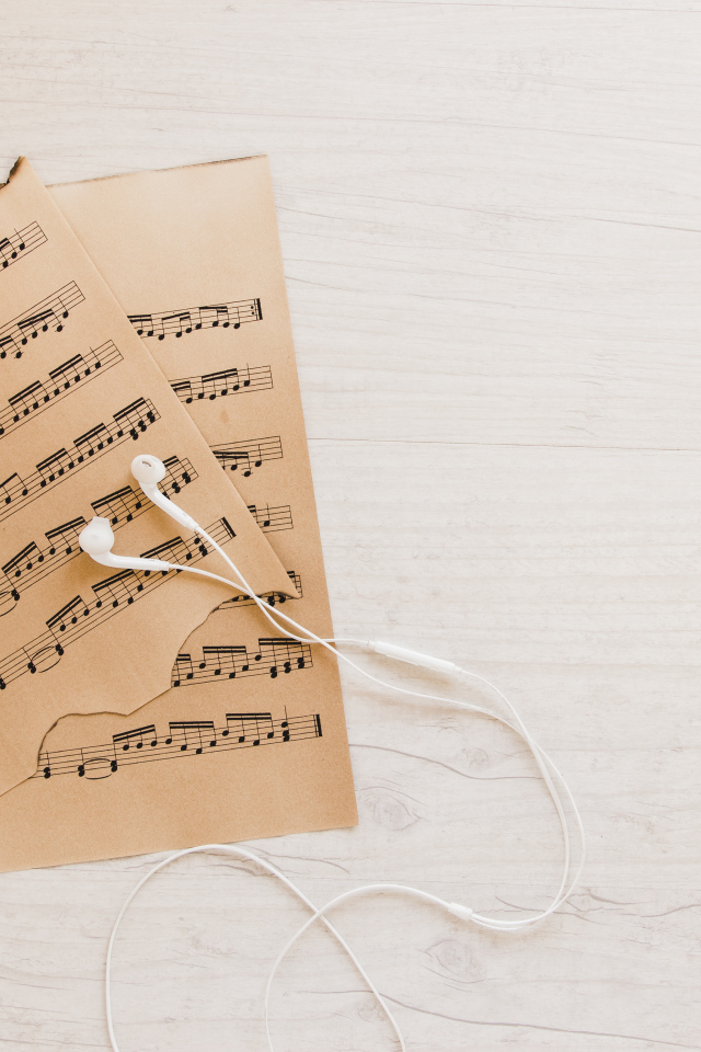 Сожженные ноты с наушниками 