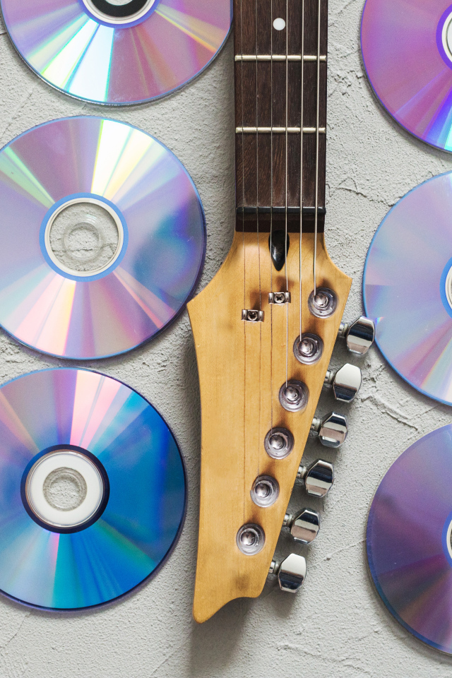 Сд диски  с гитарой на белом фоне