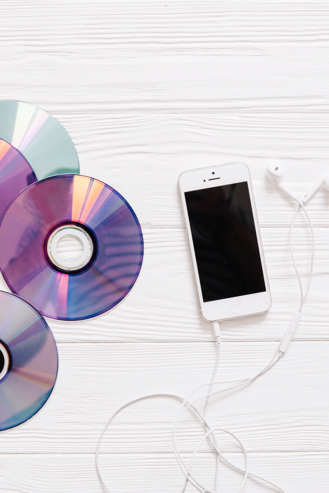 Диски с телефоном и гитарой на белом фоне