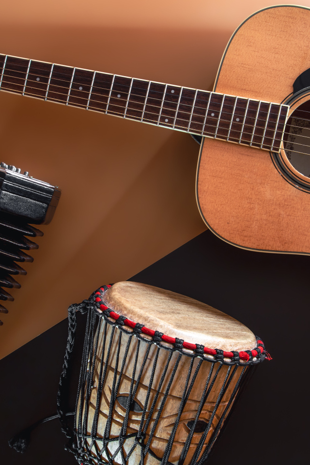 Гитара, гармошка и барабан на столе