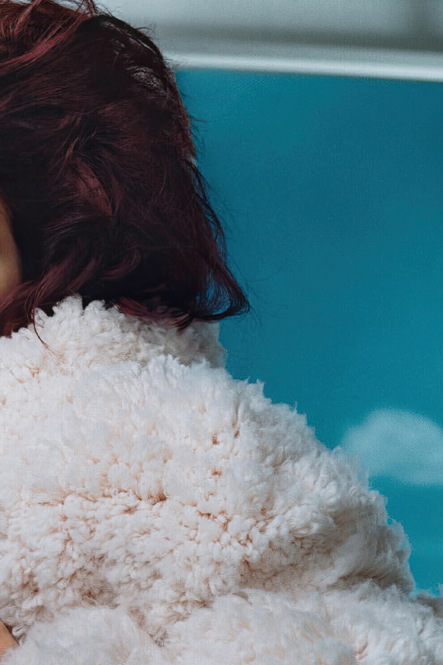 Прическа на голове певицы Дуа Липа