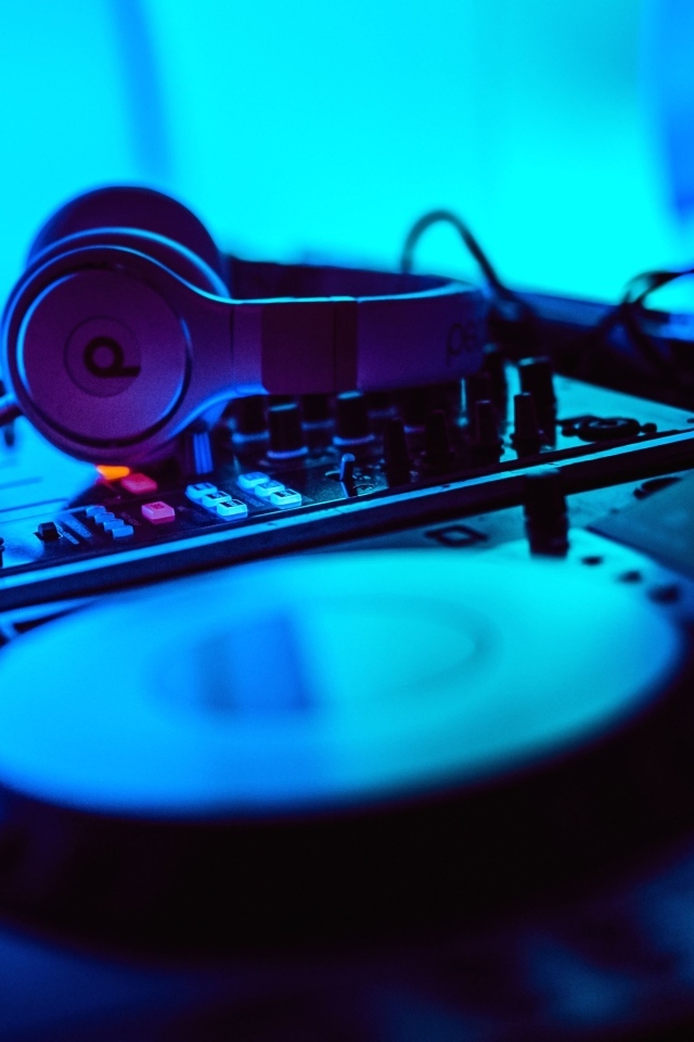 Наушники и диджейская установка в клубе