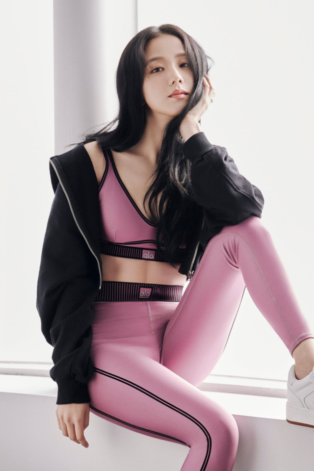 Исполнительница Jisoo Alo Yoga сидит на окне