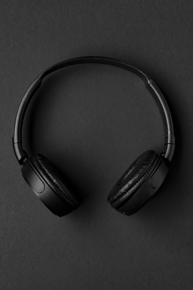 Большие черные наушники на сером столе