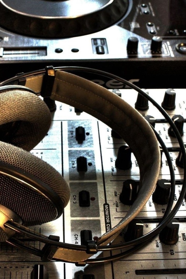Большие наушники и микшерный пульт в студии