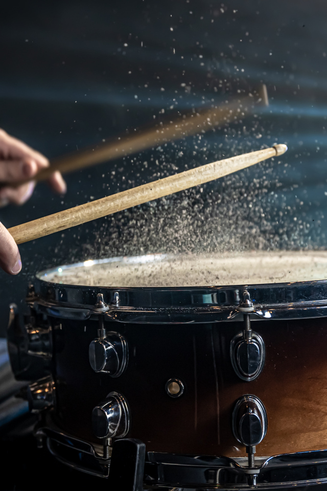 Мужчина играет на барабане 