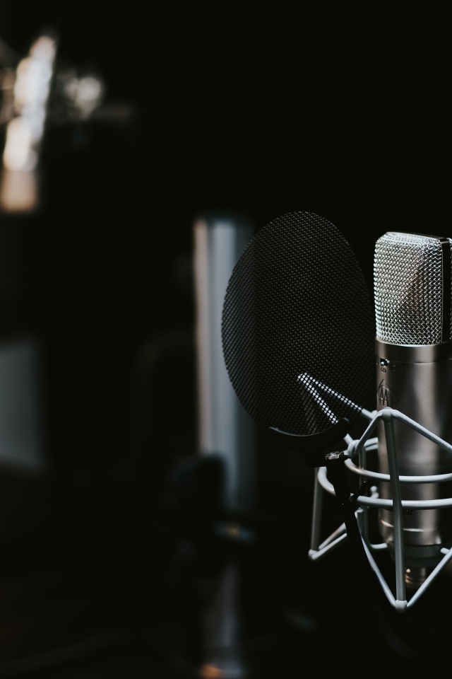 Микрофон в студии звукозаписи