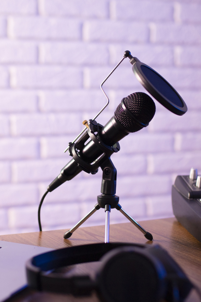 Микрофон на столе с микшером и ноутбуком