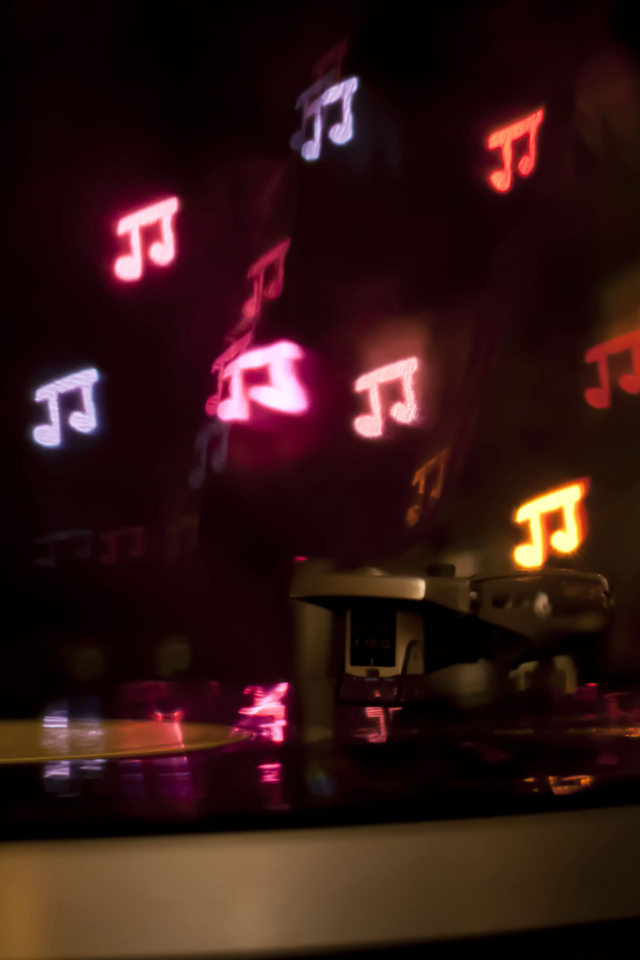 Разноцветные неоновые ноты над пластинкой