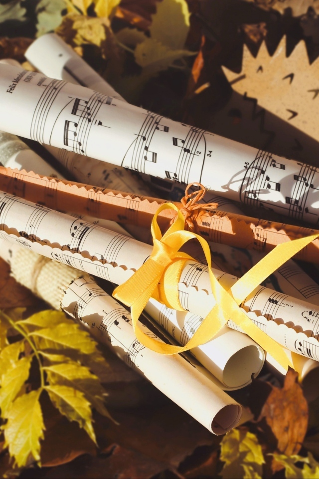 Ноты лежат на земле с опавшими листьями