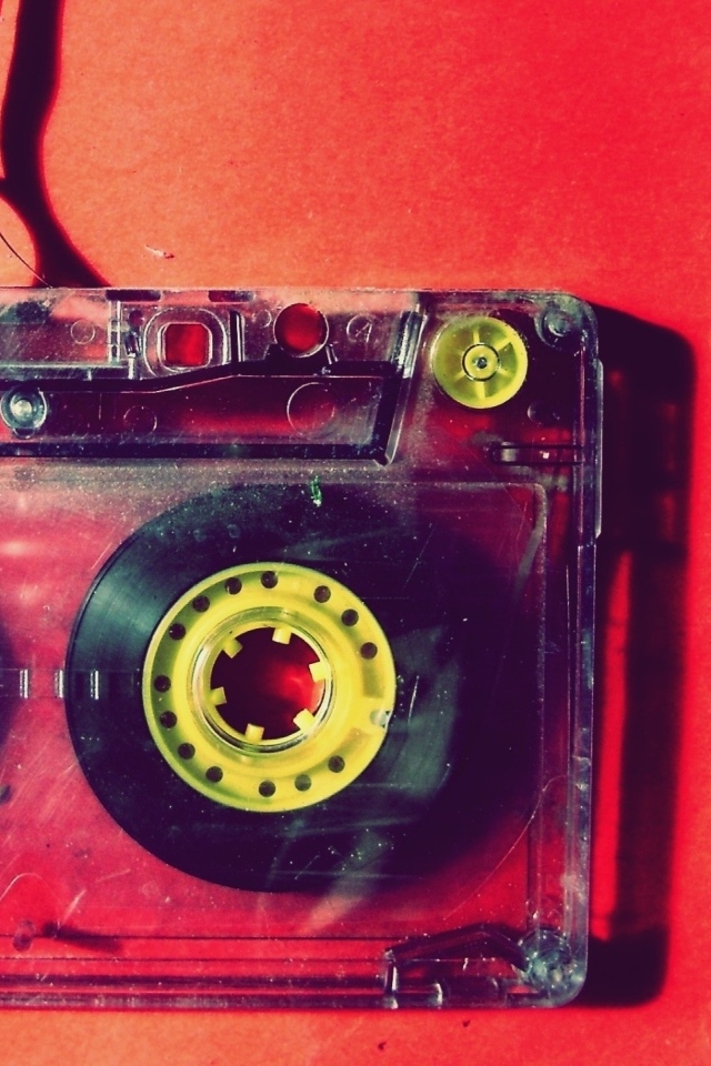 Старая кассета на красном фоне