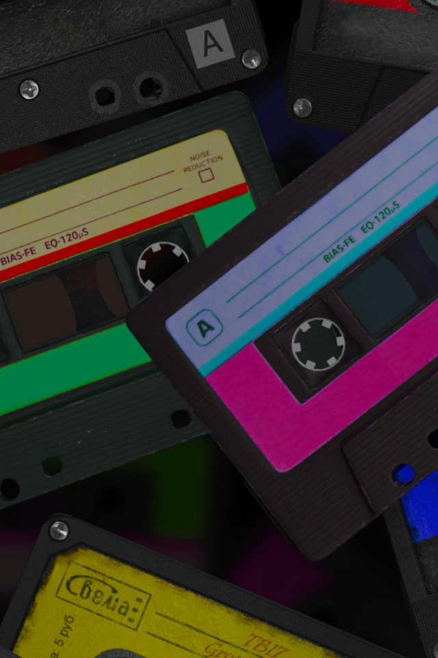 Старые разноцветные магнитофонные кассеты