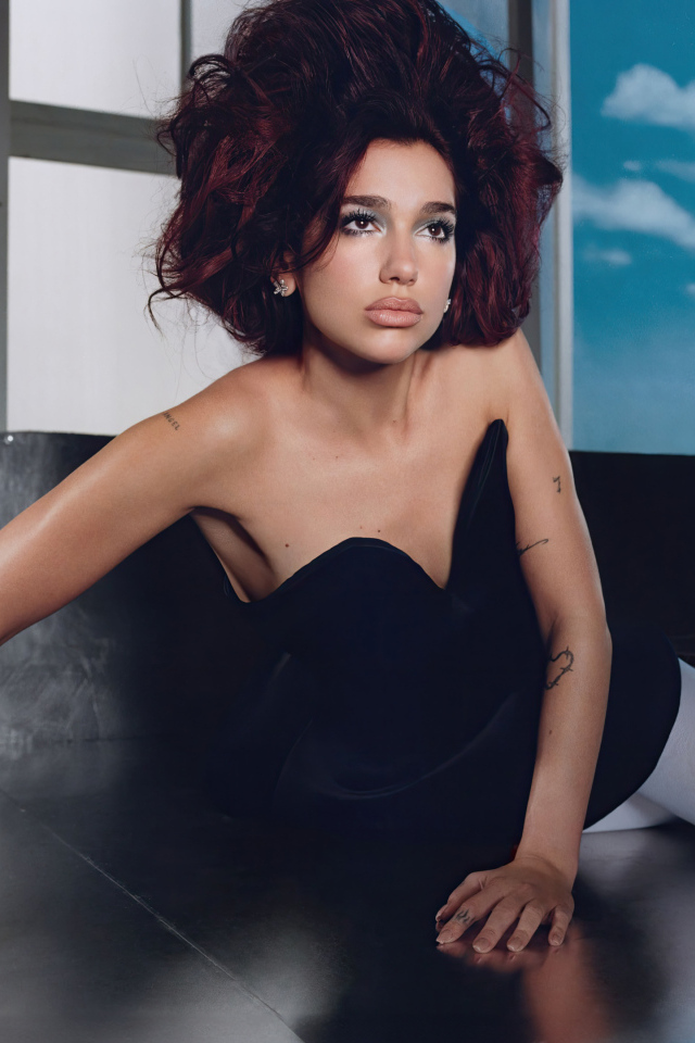 Популярная певица Дуа Липа лежит на полу