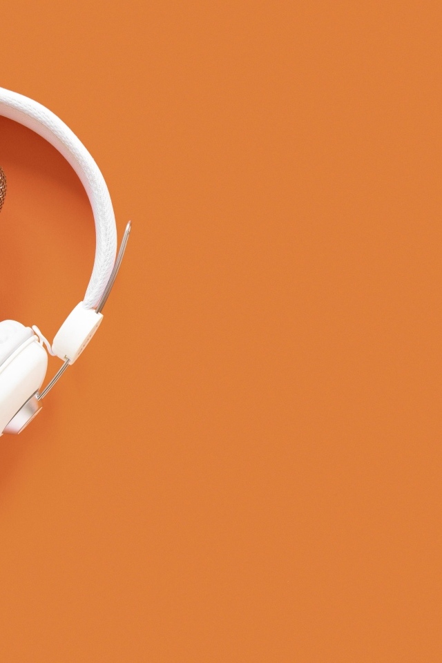 Радио микрофон и наушники на оранжевом фоне