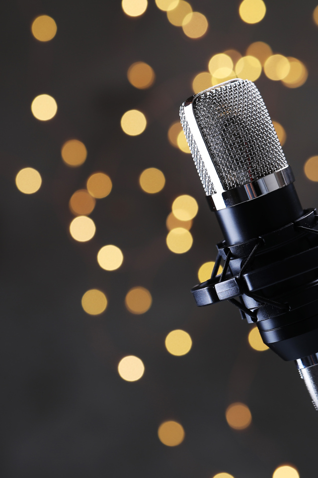 Ретро микрофон на фоне лампочек 