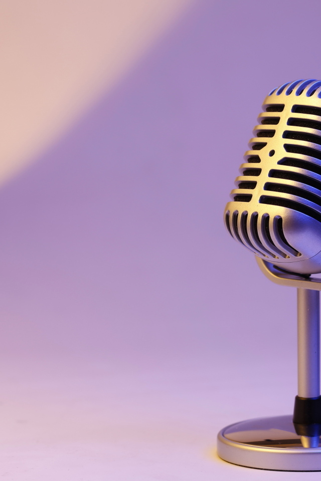 Ретро микрофон на сиреневом фоне