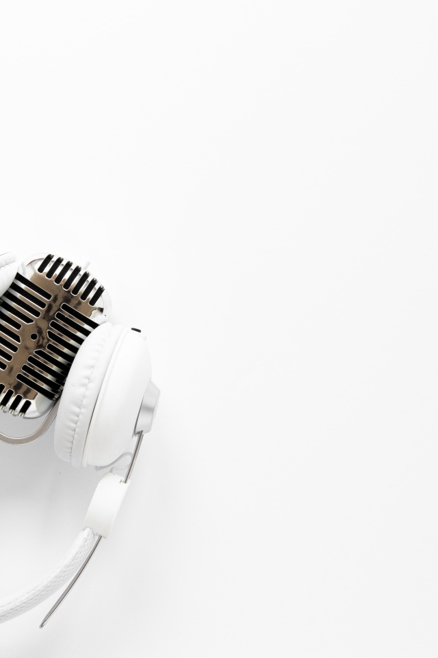 Ретро микрофон с наушниками на белом фоне