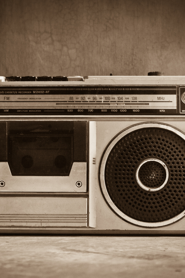 Ретро радио на столе у стены