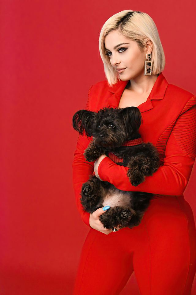Певица Биби Рекса   с собакой в руках