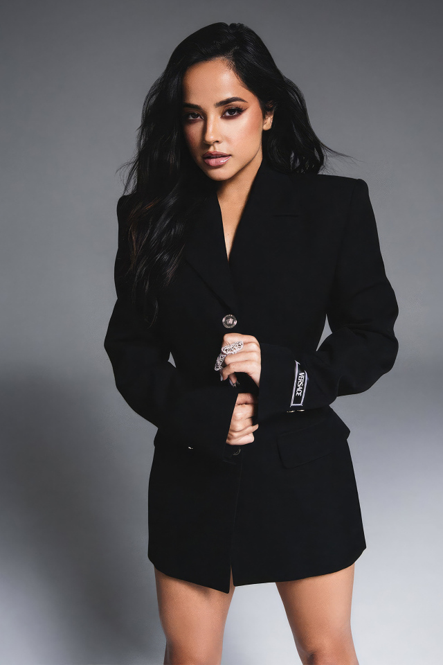 Певица Бекки Джи на сером фоне