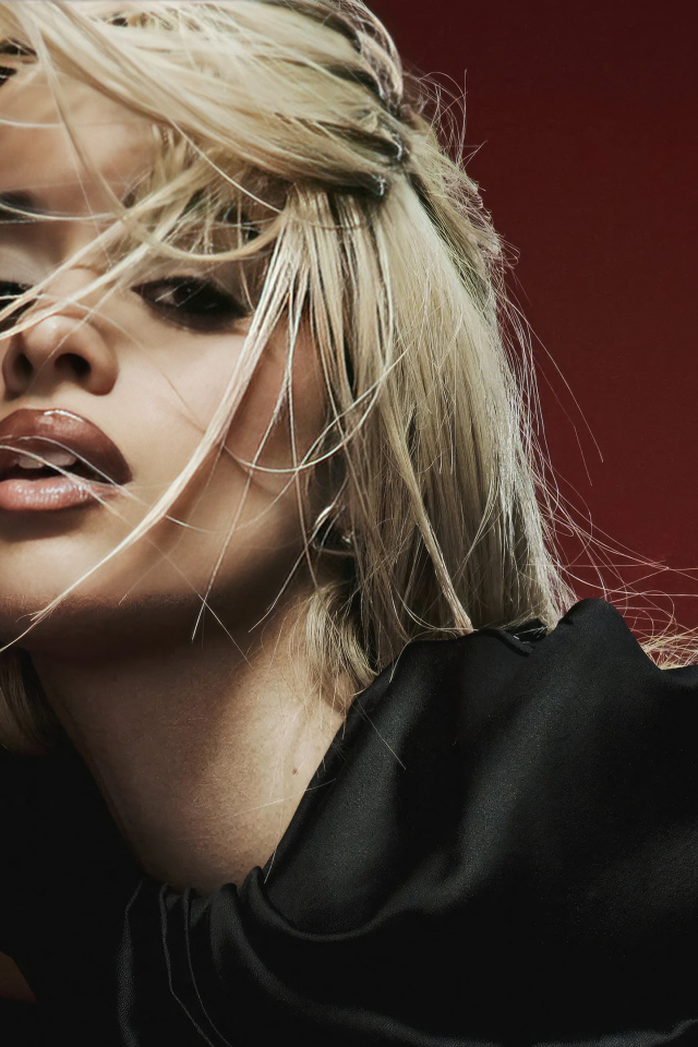 Певица Камила Кабельо с белыми волосами