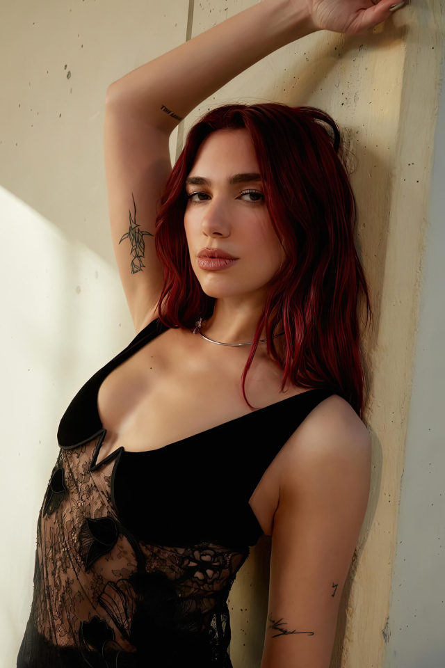 Певица Дуа Липа стоит у стены