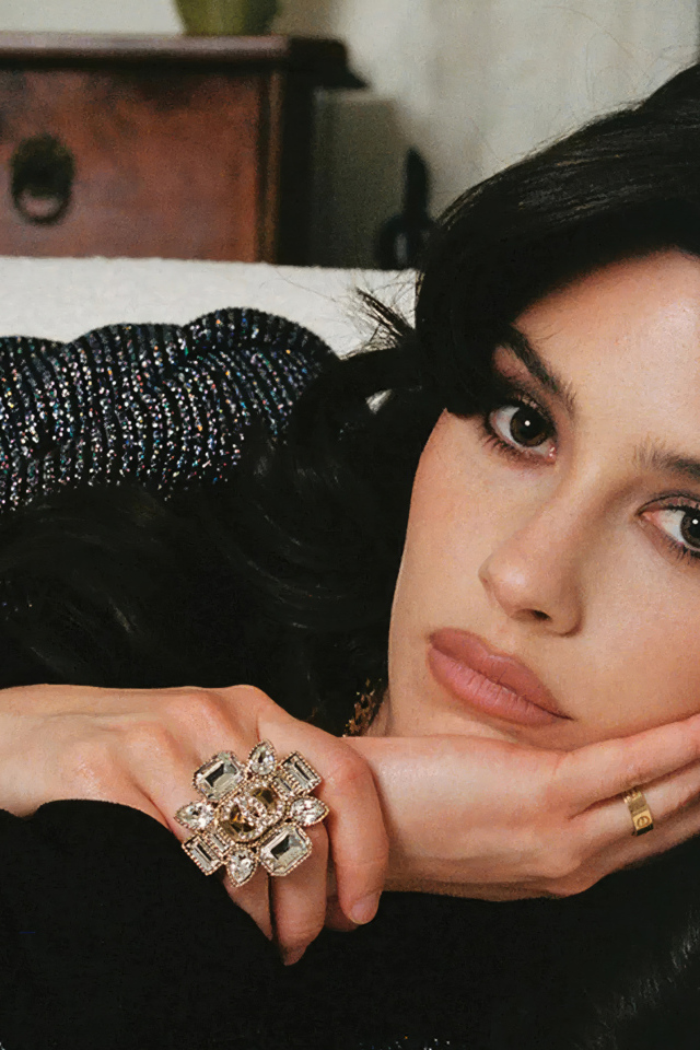 Певица Грэйси Абрамс лежит на кровати