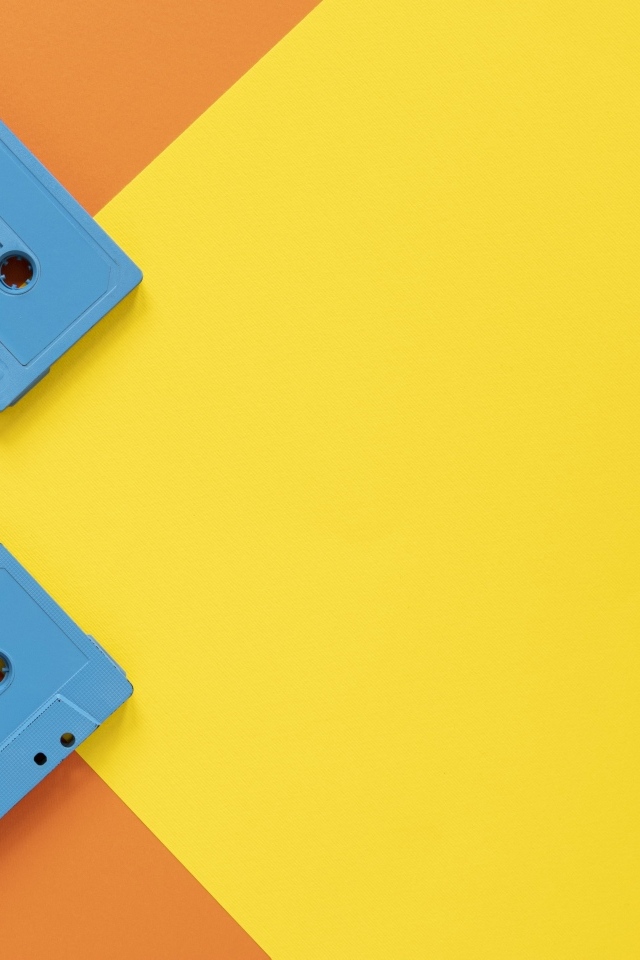 Три голубые кассеты на желто-оранжевом фоне