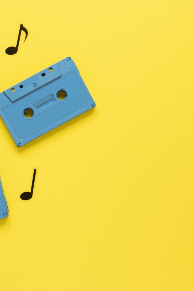 Три голубые кассеты с нотами на желтом фоне