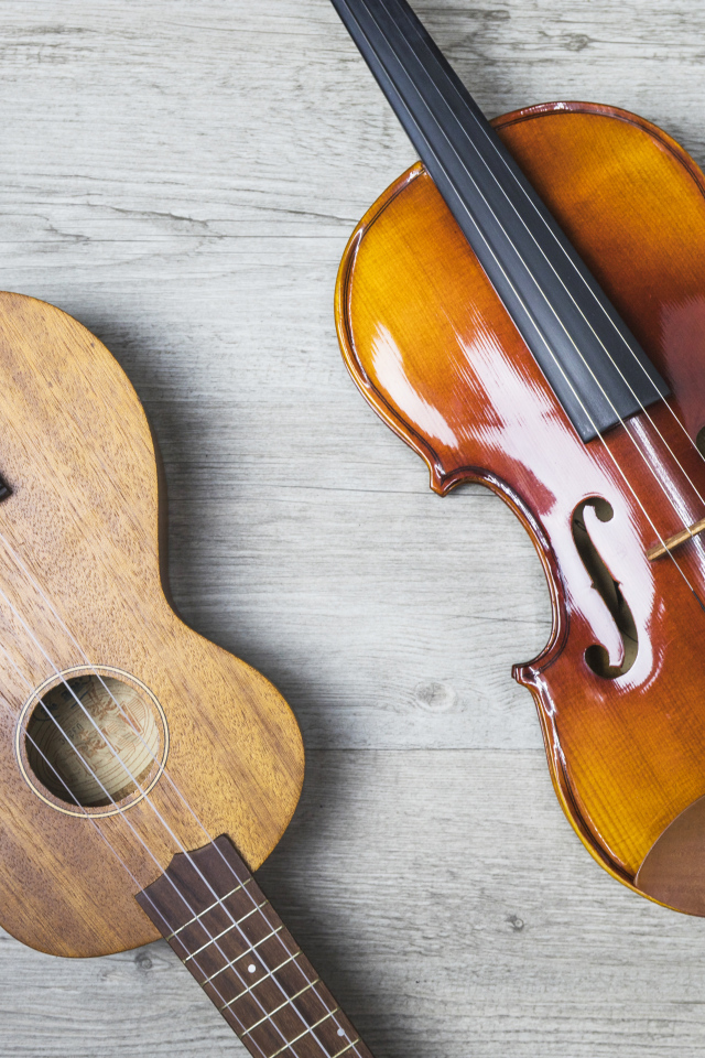 Скрипка и гитара на деревянном столе