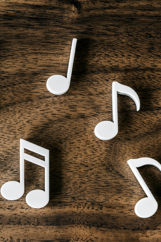 Белые ноты на деревянном столе