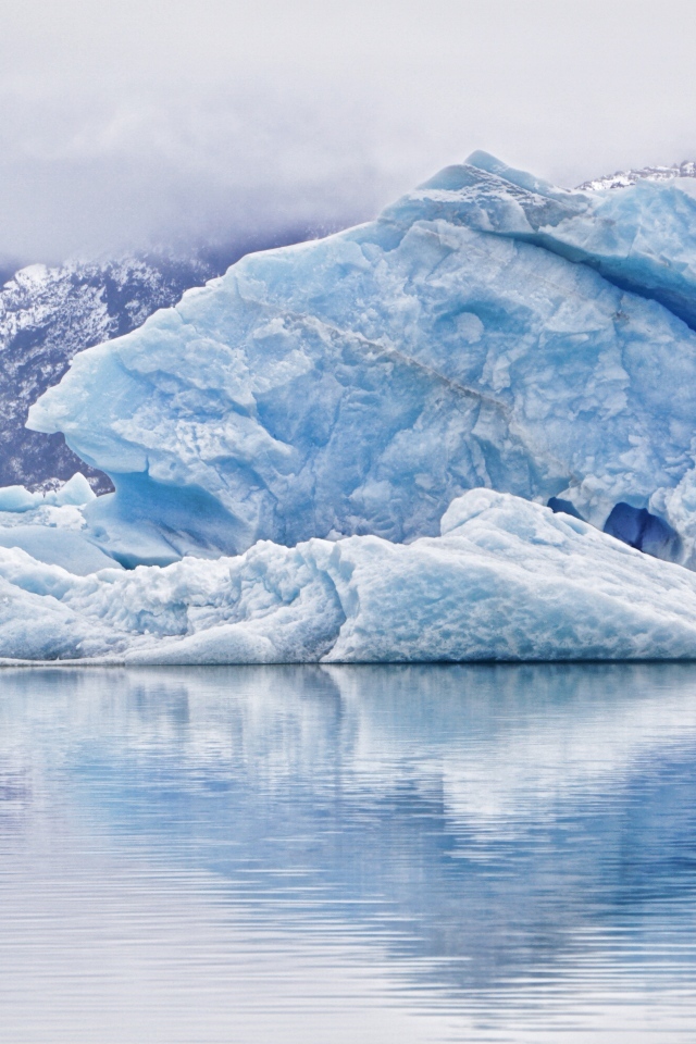 Большой голубой айсберг в воде