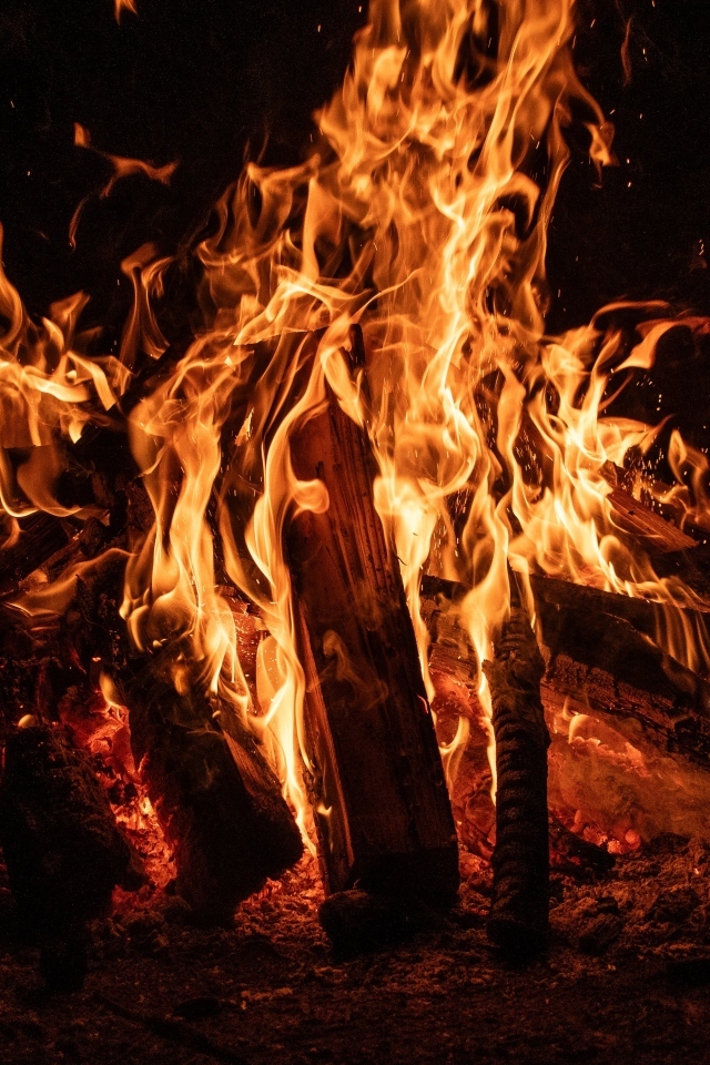 Яркое пламя костра ночью