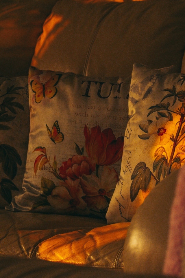 Подушки на диване в комнате