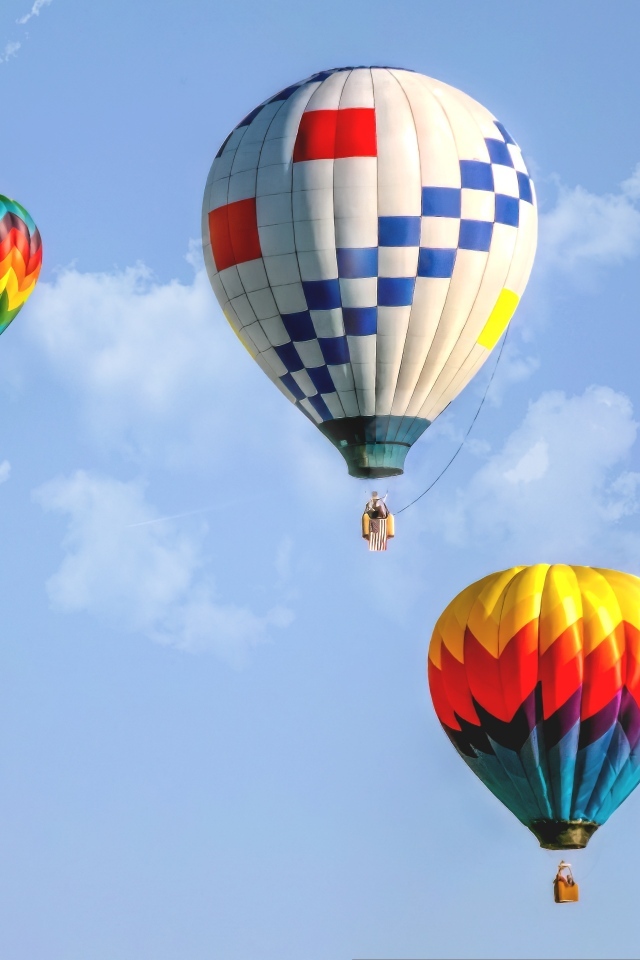 Три воздушных шара в голубом небе