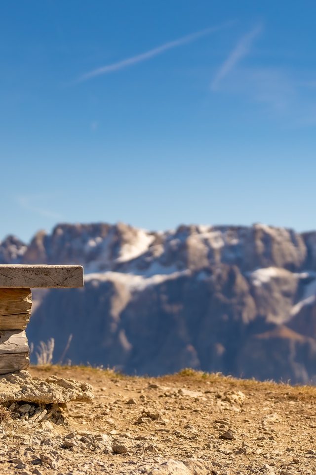 Деревянная лавка в лучах солнца в горах
