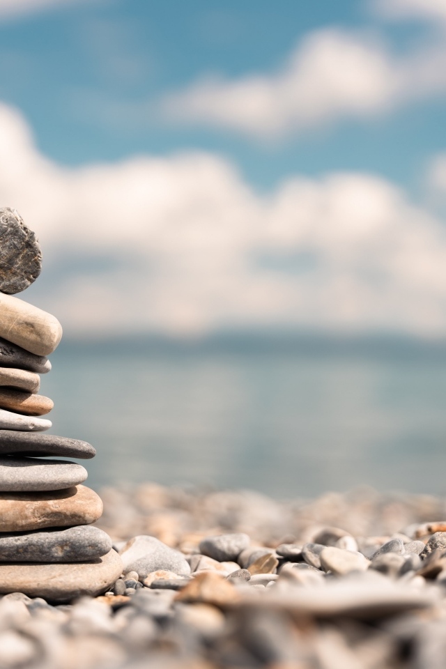 Пирамида из камней на пляже у моря