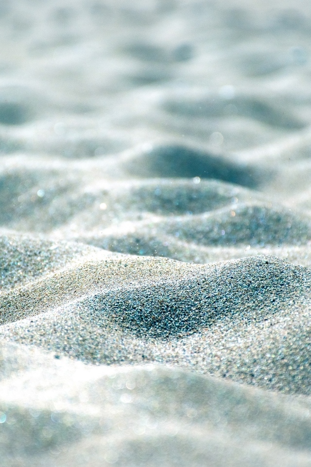 Блестящие волны песка на пляже