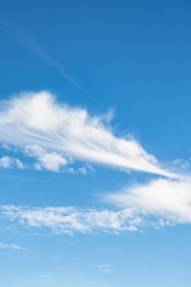 Красивое голубое ясное небо с белыми облаками