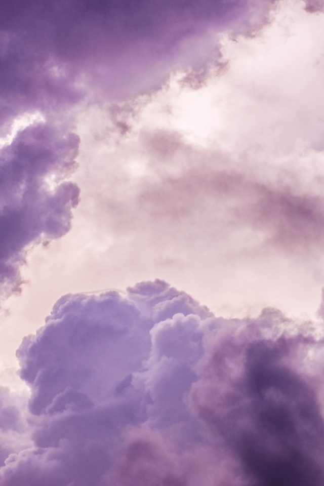 Фиолетовые грозовые облака в небе