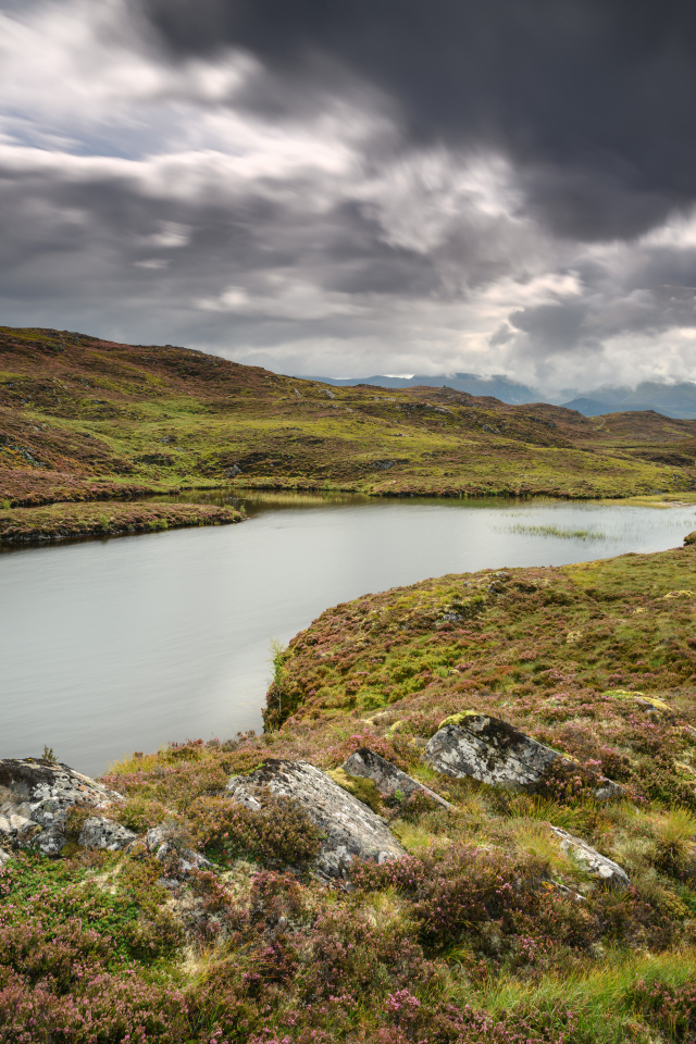 Густые грозовые облака над рекой 