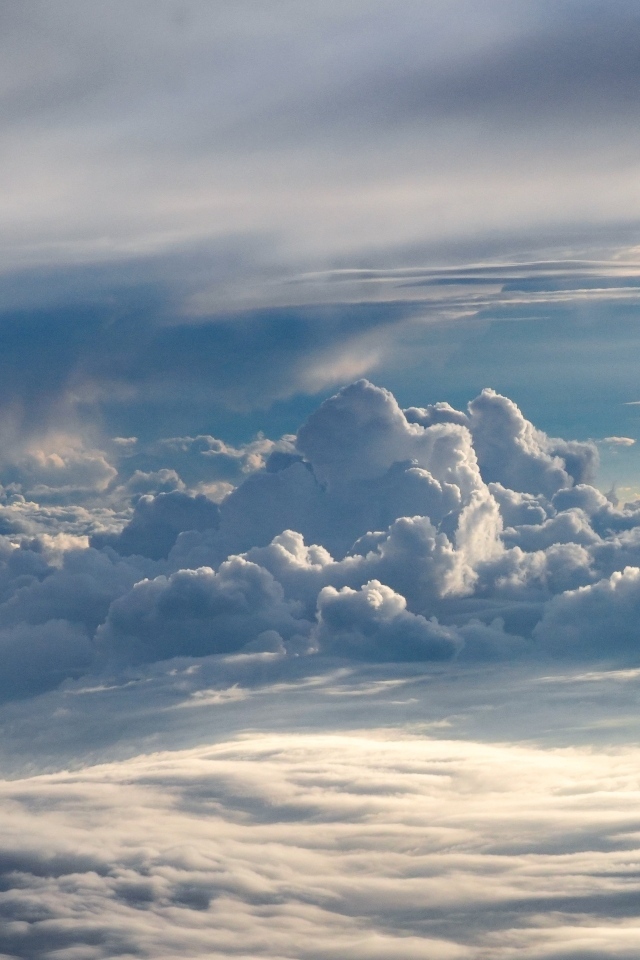 Густые белые облака в лучах солнца