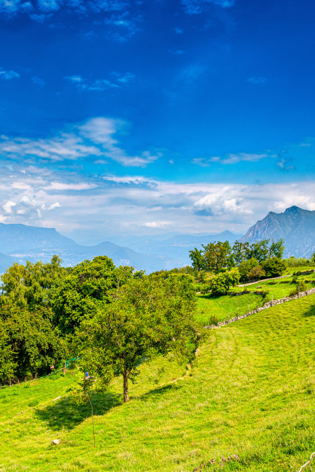 Голубое небо над зелеными холмами и горами