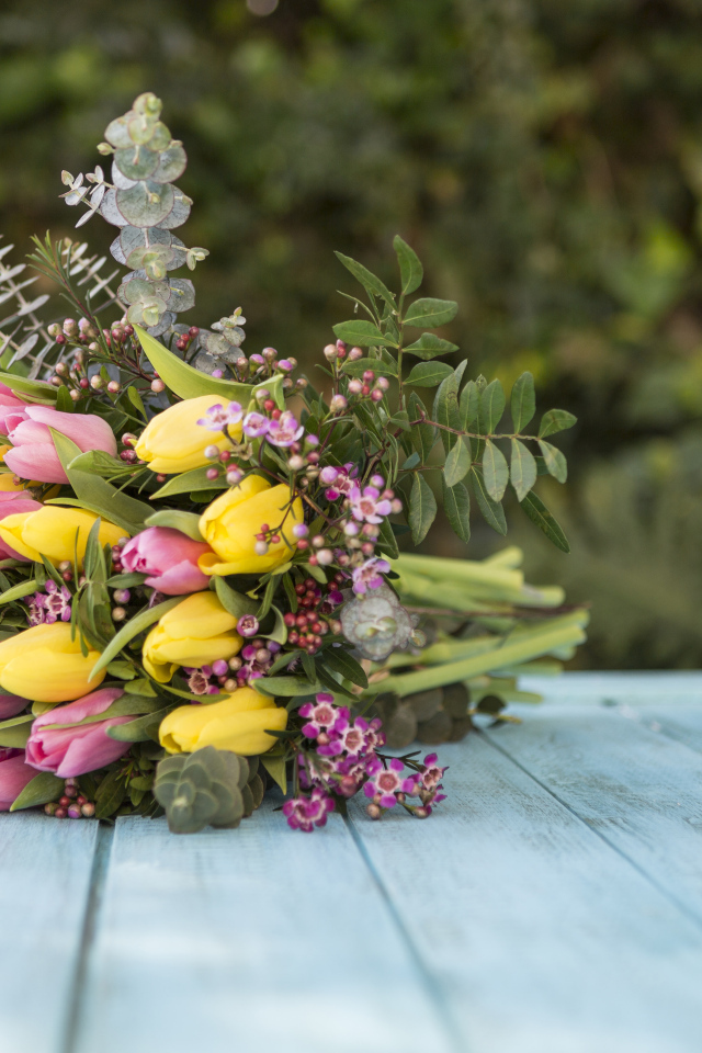Красивый букет желтых и розовых тюльпанов